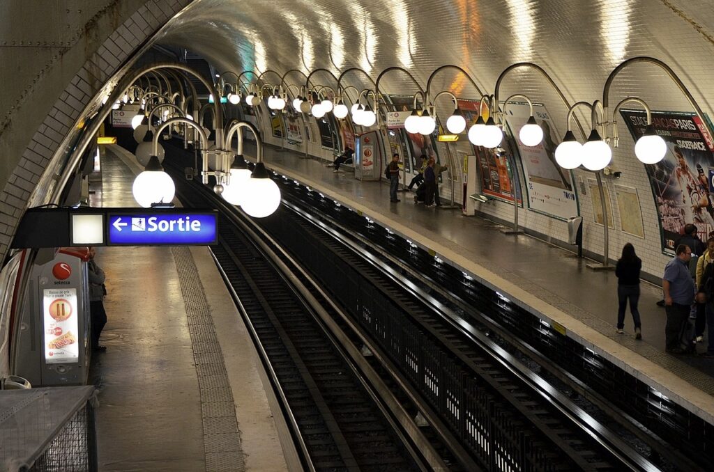 paris metro with kids_the knowledge nuggets