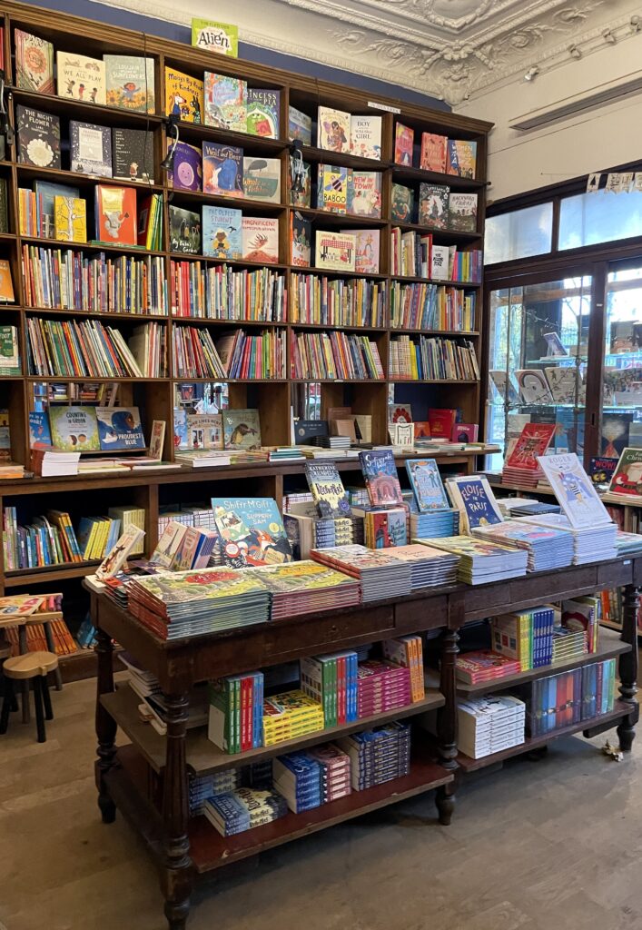 the red wheelbarrow english bookstore in paris