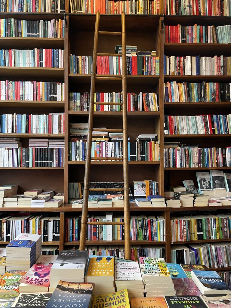 the red wheelbarrow english bookstore in paris