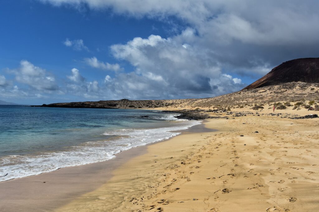 la graciosa, lanzarote with kids, playa la francesca