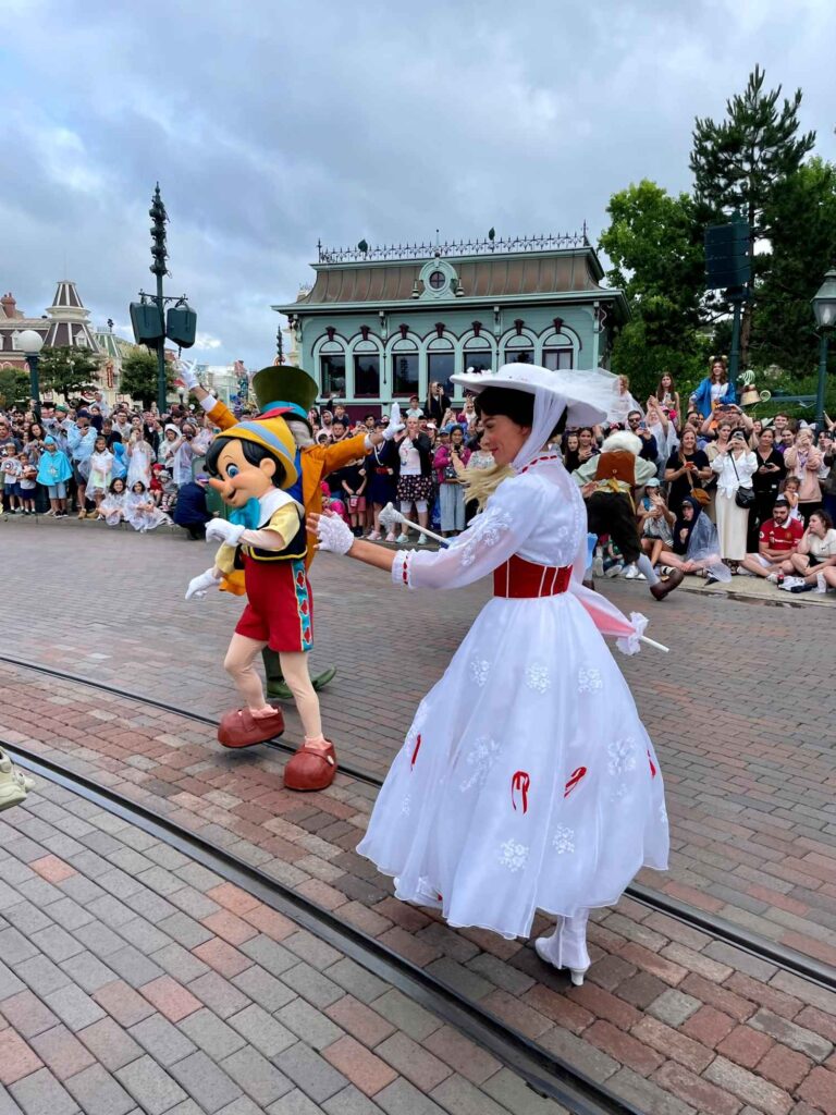 theme-parks-in-france-disneyland-parade-the-knowledge-nuggets
