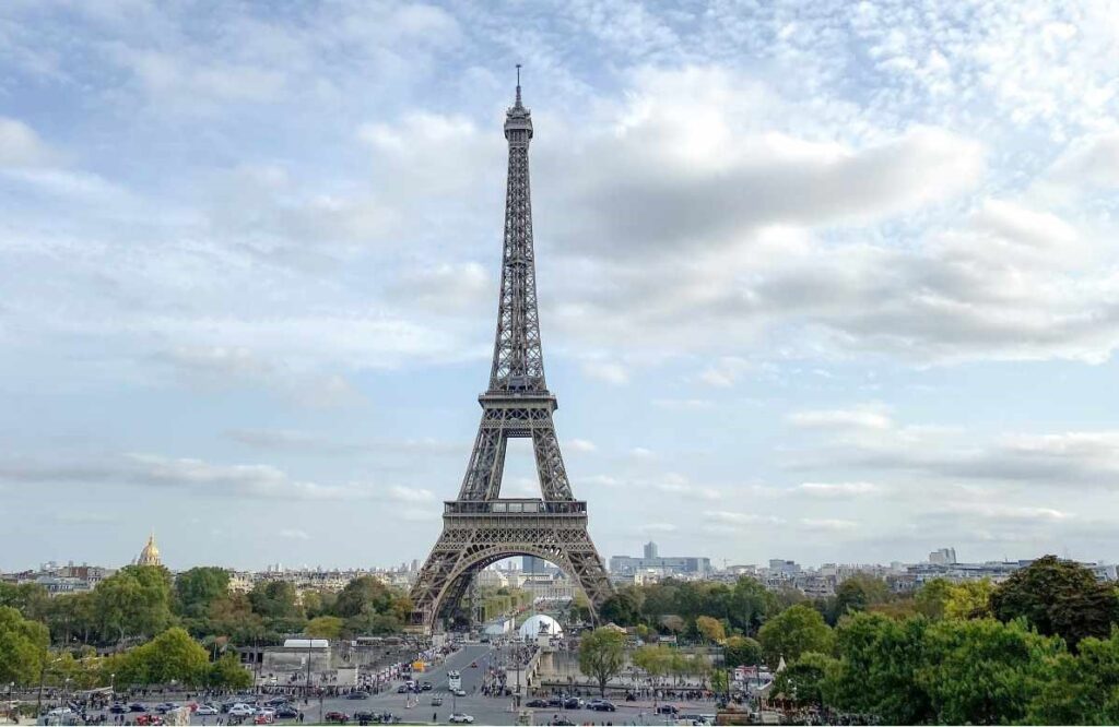 eiffel tower_where to stay in paris_the knowledge nuggets